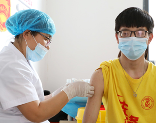 鄭州商業(yè)中等專業(yè)學(xué)校組織師生分批有序接種新